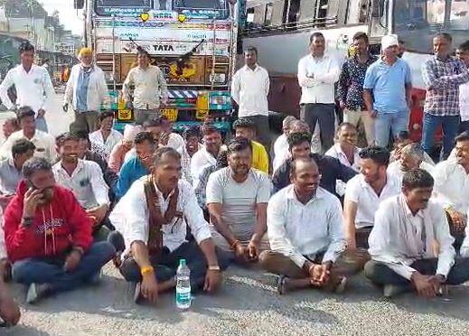 निर्यातबंदीनंतर कांद्याच्या दरात घसरण सुरु झालीआहे. याविरोधात शेतकरी आक्रमक झाले आहेत.