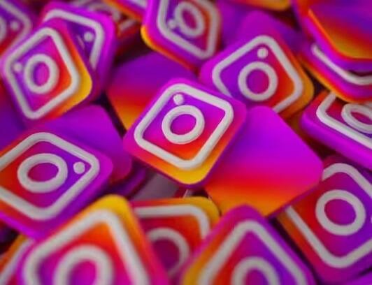 Instagram પર બ્લુ ટિક મેળવવા માટે તમારે તમારી પ્રોફાઇલ પર જવું પડશે અને નીચે જમણી બાજુએ 3 લાઇન પર ક્લિક કરવું પડશે અને Meta Verified પર જવું પડશે. અહીં તમારે 699 રૂપિયાનો ચાર્જ ચૂકવવો પડશે અને તમારું સરકારી આઈડી કાર્ડ રજૂ કરવું પડશે. ચુકવણી અને સેટઅપ પૂર્ણ કર્યા પછી તમારા એકાઉન્ટ પર બ્લૂ ટિક દેખાશે.જ્યાં સુધી તમે પેમેન્ટ કરતા રહેશો ત્યાં સુધી તમારા એકાઉન્ટ પર બ્લુ ટિક રહેશે. જો તમે પેમેન્ટ નહીં કરો તો તમારી પ્રોફાઇલમાંથી બ્લુ ટિક દૂર કરવામાં આવશે. મેટા વેરિફાઈડ પર સબ્સ્ક્રાઇબ કરીને તમને ફાસ્ચ કસ્ટમર સપોર્ટ અને વિશિષ્ટ સુવિધાઓ મળશે.