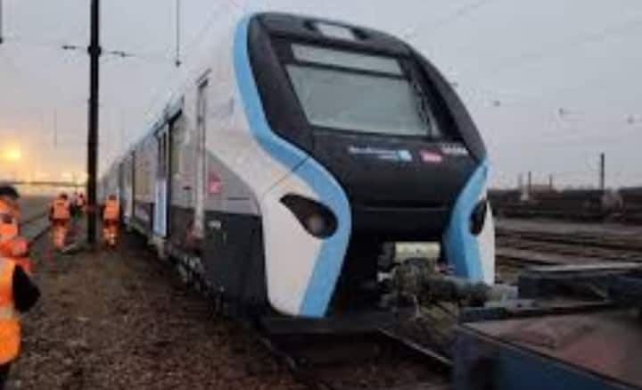 জাহাজ বা ডুবোজাহাজ বন্দরে এঁটে উঠতে পারছে না, এমন ঘটনা ঘটে প্রায়শই। কিন্তু ২০১৪ সালে ফ্রান্সের রেল মন্ত্রক ২০০০টি নতুন ট্রেন তৈরির বরাত দেয়। প্যারিসের মতো ঝাঁ চকচকে শহরকে মাথায় রেখে, বেশি সংখ্যক যাত্রী যাতে ধরে, তার উপযুক্ত ট্রেন তৈরি করতে বলা হয়।