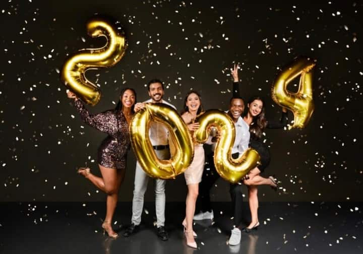 आप नए साल की शुरूआत कैसे करना चाहते हैं, इसके लिए हम आपके लिए कुछ बेहद प्यारे आइडियाज लेकर आए हैं. इनकी बदौलत आप अपने परिवार के साथ नए साल की प्यारी औऱ सकून भरी शुरूआत कर सकते हैं. चलिए हम आपको बताते हैं कि नए साल की शुरूआत में ऐसा क्या करें कि आपके परिवार और अपनों के बीच पूरे साल प्यार बना रहे.