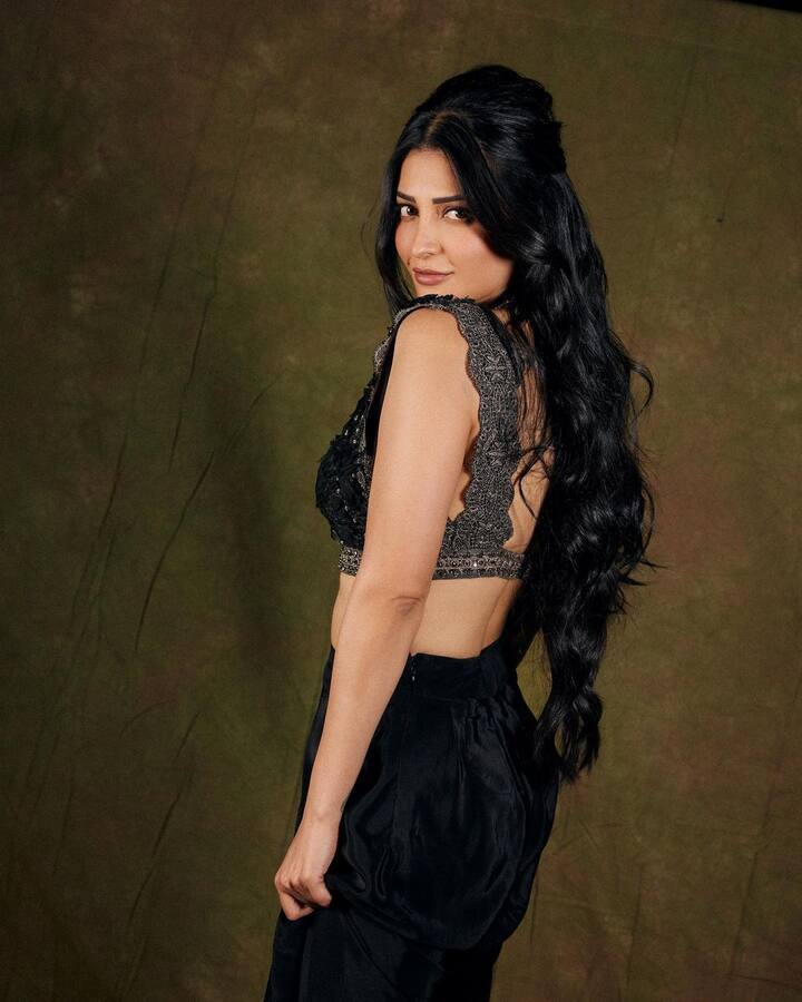 కమలాహాసన్ కుమార్తెగా ఇండస్ట్రీలోకి అడుగుపెట్టి.. తన నటన, అందచందాలతో తెలుగు ప్రజల గుండెల్లో ప్రత్యేక స్థానం సంపాదించుకుంది శృతి హాసన్.