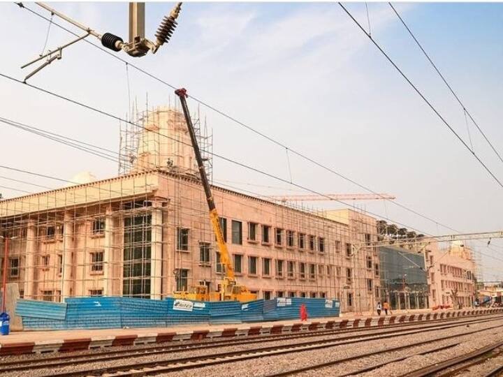 श्रद्धालुओं की संख्या को देखते हुए रेलवे स्टेशन और एयरपोर्ट का निर्माण कार्य पूरा किया जा रहा है. अयोध्या रेलवे स्टेशन और अंतरराष्ट्रीय श्रीराम एयरपोर्ट को इस तरह से बनाया जा रहा है कि जब भक्त रेलवे स्टेशन या एयरपोर्ट पहुंचे तो राम मंदिर की झलक वहीं से दिखाई देने लगे.