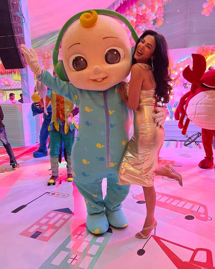 આ ફોટામાં સોનલ ચૌહાણ તેના પરફેક્ટ ટોન્ડ ફિગરને ફ્લોન્ટ કરતી જોવા મળી રહી છે.