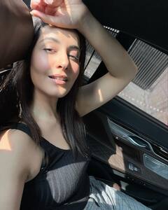 కారులో ఫొటోలకు పోజులిస్తున్న రాశి ఖన్నా