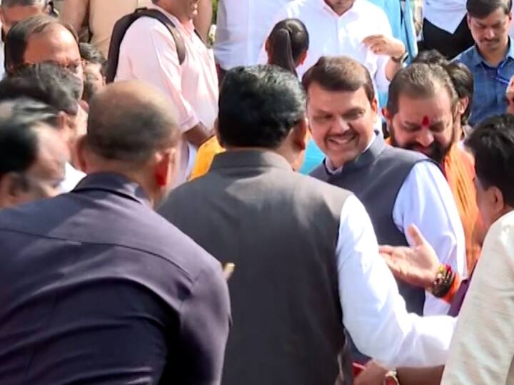 दोघेही एकमेकांना टाळ्या देऊन हसताना दिसले. त्यावेळी बाजूला देवेंद्र फडणवीस, आमदार संतोष बांगर उपस्थित होते.