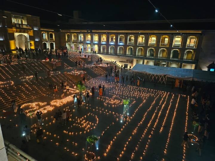 इस दौरान लोगों को ज़बरदस्त उत्साह देखा गया. काशी विश्वनाथ धाम बनने के बाद यहाँ आने वाले श्रद्धालुओं की संख्या में रिकॉर्डतोड़ बढ़ोतरी हुई है.