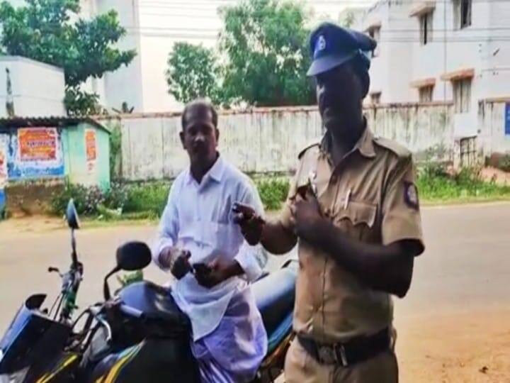 ABP NADU IMPACT SP has suspended a constable in Sivagangai after the news that he collected money while intoxicated TNN ABP NADU IMPACT: போதையில் காவலர் ஒருவர் பணம் வசூல்; ஏபிபி நாடு எதிரொலியால் சஸ்பெண்ட் நடவ்டிக்கை
