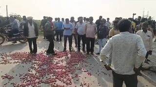 Bhavnagar:  ડુંગળીના સતત ઘટના ભાવ સામે મહુવામાં ખેડૂતોનો આક્રોશ, હાઇવે પર ડુંગળી ફેંકી નોંધાવ્યો વિરોધ