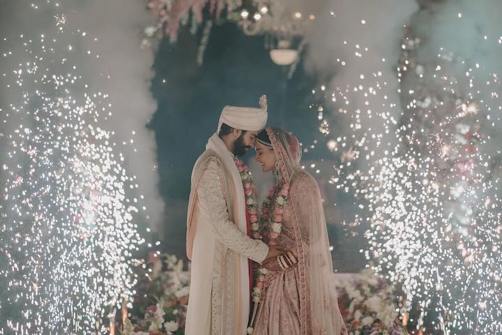 पिता से मिलने के बाद मुक्ति मोहन ने कुणाल का हाथ थामकर सात फेरे लिए और अपनी नई जिंदगी की शुरुआत की.