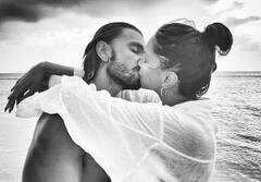 जब प्यार में डूबे B-Town के इन सेलेब्स ने नहीं की कोई शर्म, सरेआम की किया Liplock, लिस्ट में विराट-अनुष्का का नाम भी है शामिल