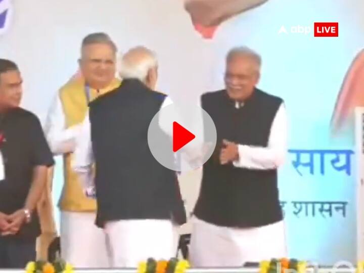 PM Narendra Modi meets bhupesh baghel during swearing in ceremony in chhattisgarh Chhattisgarh: शपथ ग्रहण के मंच पर जब पूर्व CM बघेल से PM मोदी ने मिलाया हाथ, जानें- क्या कहा?