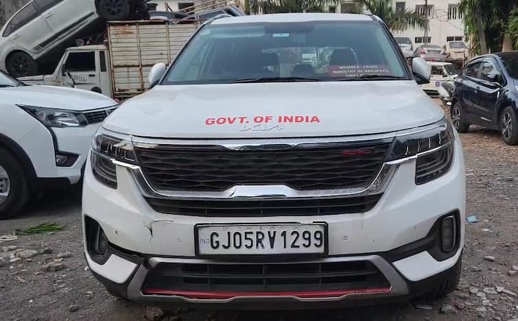 Builder caught car with government of india written  GOVT OF INDIA લખેલી સુરતની કારને પોલીસે કબજામાં લીધી, જાણો શું થયો ખુલાસો ?