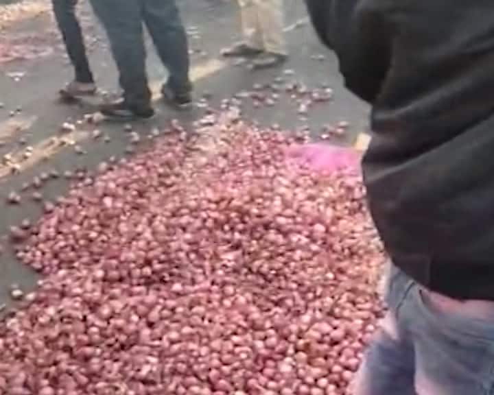 Onion Export Ban: Farmers protested by throwing onions on the highway in Gondal for not getting enough price of onions ડુંગળીના પૂરતા ભાવ ન મળતા ગોંડલમાં ખેડૂતોનો આક્રોશ, હાઇવે પર ડુંગળી ફેંકી વિરોધ નોંધાવ્યો