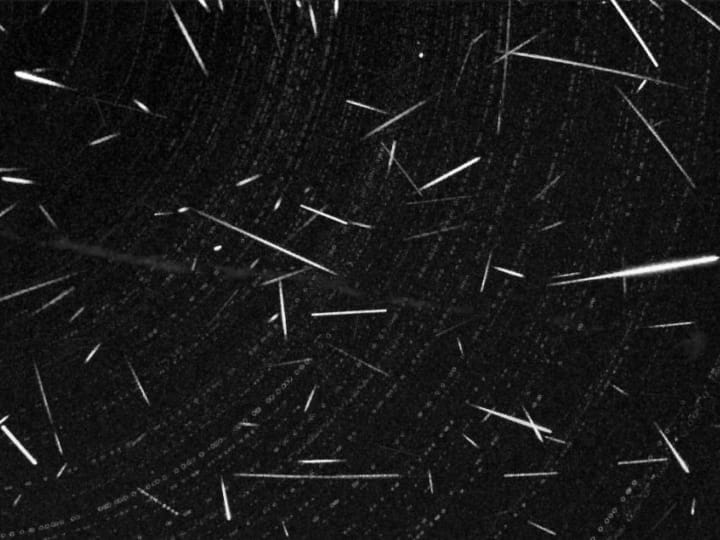 अपने ज्वलंत प्रदर्शन के लिए प्रसिद्ध जेमिनीड्स को सबसे विश्वसनीय और सक्रिय उल्का बौछारों में से एक माना जाता है. शुरू में हर घंटे 10 से 20 उल्काओं के साथ इससे बौछारें होती थीं, जो अब कई परिस्थितियों में प्रति घंटे 120 उल्काओं तक भी पहुंच गई हैं.