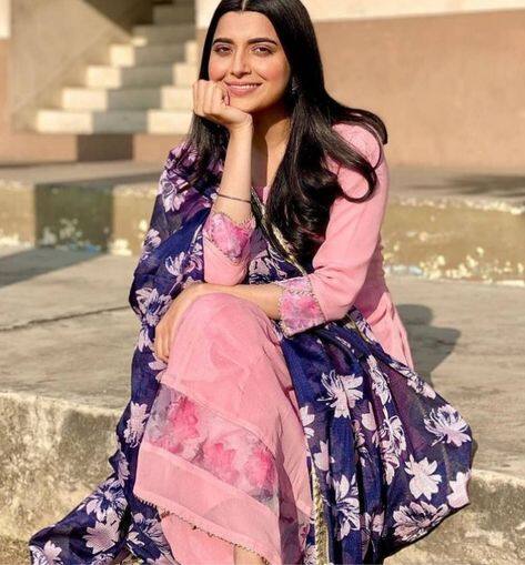 ਦੱਸ ਦਈਏ ਕਿ ਸਰਗੁਣ ਮਹਿਤਾ ਤੇ ਨਿਮਰਤ ਖਹਿਰਾ ਦੀ ਦੋਸਤੀ ਪੰਜਾਬੀ ਇੰਡਸਟਰੀ 'ਚ ਚਰਚਾ ਦਾ ਵਿਸ਼ਾ ਬਣੀ ਰਹਿੰਦੀ ਸੀ। ਦੋਵੇਂ ਇੱਕ ਦੂਜੇ ਨਾਲ ਫੋਨ 'ਤੇ ਵੀ ਕਈ ਕਈ ਘੰਟੇ ਗੱਲਾਂ ਕਰਦੀਆਂ ਸੀ।