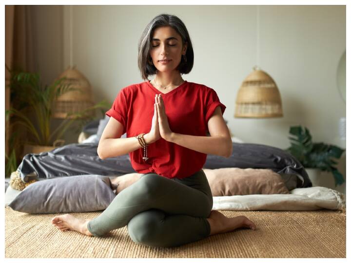 ध्यान : आरामदायक सुखासन में बैठ जाएं. कंधे ढीले रखें और शरीर को आराम दें.अब आगे की ओर 5 सेकंड तक देखें। फिर पीछे की ओर 5 सेकंड के लिए मुड़कर देखें. इसी तरह दाएं और बाएं ओर 5-5 सेकंड तक देखें. अब आंखें बंद कर दें. जितना हो सके, अभी जिन चीज़ों को आपने देखा था, उन्हें याद करने का प्रयास करें.यह एक सरल तकनीक है जो हमें शांत और आरामदायक महसूस करा सकती है.