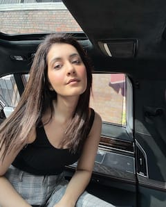 కారులో ఫొటోలకు పోజులిస్తున్న రాశి ఖన్నా