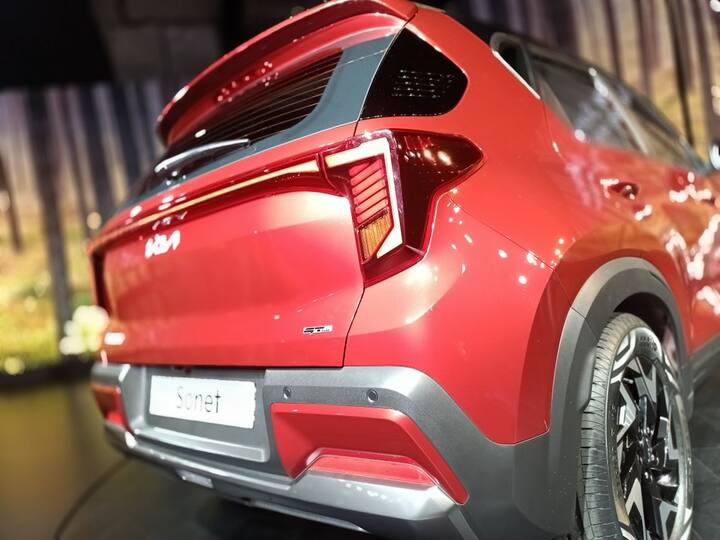 Mechanically the Sonet continues with a 1.2-litre petrol pot with a 5-speed manual while there is a 1.0-litre urbo petrol with either iMT and DCT automatic. There is also a diesel 1.5l with a 6-speed iMT, MT and a torque converter automatic while the Sonet diesel is the only one to have an automatic. The Sonet facelift will compete with the likes of the Hyundai Venue, Tata Nexon and Maruti Brezza. (Source: Somnath Chatterjee)