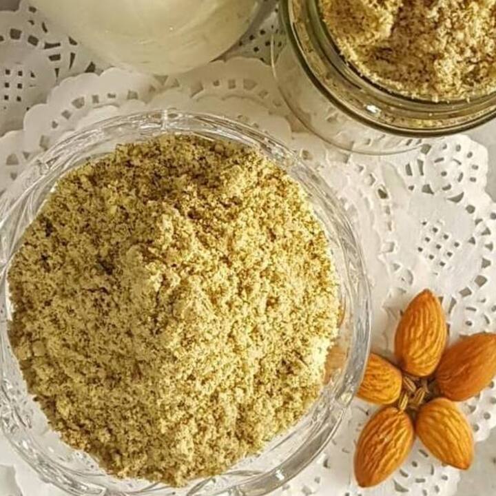 ਬਦਾਮ, ਸੌਂਫ ਅਤੇ ਮਿਸ਼ਰੀ ਤਿੰਨੋਂ ਚੀਜ਼ਾਂ ਅੱਖਾਂ ਦੀ ਰੋਸ਼ਨੀ ਨੂੰ ਤੇਜ਼ ਕਰਨ ‘ਚ ਬਹੁਤ ਫਾਇਦੇਮੰਦ ਹੁੰਦੀਆਂ ਹਨ। ਇਸ ਦੇ ਲਈ ਤਿੰਨੋਂ ਚੀਜ਼ਾਂ ਨੂੰ ਬਰਾਬਰ ਮਾਤਰਾ ‘ਚ ਪੀਸੋ। ਤਿਆਰ ਪਾਊਡਰ ਦੇ 1 ਵੱਡੇ ਚਮਚ ਨੂੰ 1 ਗਲਾਸ ਗਰਮ ਦੁੱਧ ‘ਚ ਮਿਲਾਕੇ ਸੌਂਣ ਤੋਂ ਪਹਿਲਾਂ ਪੀਓ।