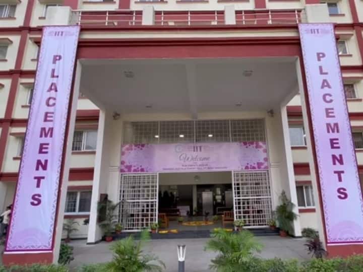 Varanasi News: IIT BHU में प्लेसमेंट के लिए अब तक सिर्फ 924 छात्रों को मिला ऑफर, पैकेज में काफी कम IIT BHU placement only 924 students offer for placement in minimum package ann Varanasi News: IIT BHU में प्लेसमेंट के लिए अब तक सिर्फ 924 छात्रों को मिला ऑफर, पैकेज में काफी कम