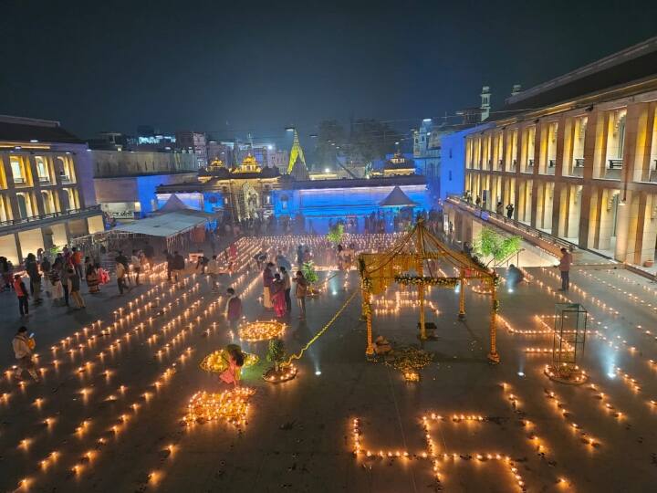 काशी विश्वधाम के स्थापना दिवस पर सुबह से ही विभिन्न धार्मिक अनुष्ठान किए गए और परिसर की सजावट की गई है.