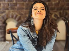 డెనిమ్ కోట్‌లో మెరిసిపోతున్న మీనాక్షి చౌదరి!