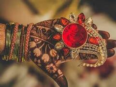 Astro Tips for Sindoor: સિંદૂર લગાવતી વખતે સૌભાગ્યવતી સ્ત્રીઓ ન કરે આ ભૂલ, પતિ-પત્નીના સંબંધમાં આવશે કડવાશ, જાણો નિયમ