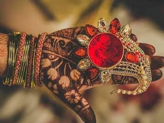 સિંદૂરને સુહાગનું પ્રતીક માનવામાં આવે છે. પરિણીત મહિલાઓ અજાણતા સિંદૂર સંબંધિત કેટલીક ભૂલો કરી બેસે છે જેને શાસ્ત્રોમાં અશુભ માનવામાં આવે છે. સિંદૂર લગાવતી વખતે કઈ સાવધાની રાખવી જોઈએ તેનું વર્ણન શાસ્ત્રોમાં કરવામાં આવ્યું છે.સિંદૂરના નિયમોને અવગણવાથી ઘણા પતિ-પત્નીમાં સમસ્યાઓનું કારણ બની શકે છે.