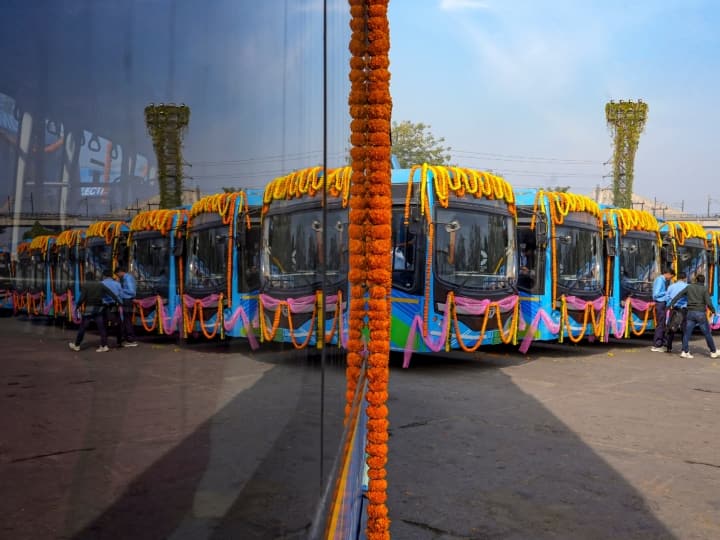 Delhi Electric Bus: दिल्ली के एलजी विनय सक्सेना और सीएम अरविंद केजरीवाल ने गुरुवार को लोगों को बड़ा तोहफा दिया. एलजी और सीएम ने 500 इलेक्ट्रिक बसों को हरी झंडी दिखाकर रवाना किया.
