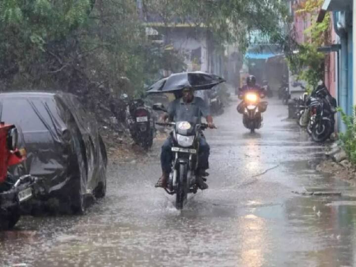 easterly winds, heavy rain may occur in few districts in Tamil Nadu on december 2023 16th and 17th, said the Meteorological Department. TN Rain Alert: 16 மற்றும் 17-ஆம் தேதி கனமழை எச்சரிக்கை.. சென்னைக்கு எப்படி? எந்தெந்த மாவட்டங்களில் மழை இருக்கும்?