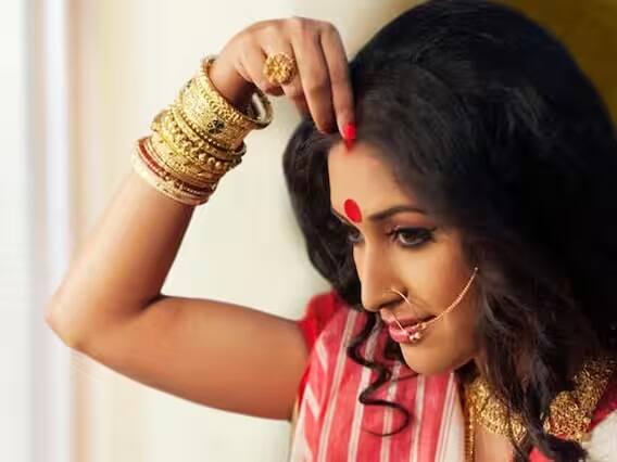 હંમેશા કપાળની વચ્ચે સિંદૂર લગાવો, સિંદૂર લગાવ્યા પછી તેને વાળથી છુપાવશો નહીં. શાસ્ત્રો અનુસાર આવું કરવાથી પતિને જીવનમાં નિષ્ફળતાનો સામનો કરવો પડી શકે છે. તેનાથી પતિ-પત્નીના સંબંધોમાં તણાવ પેદા થાય છે.