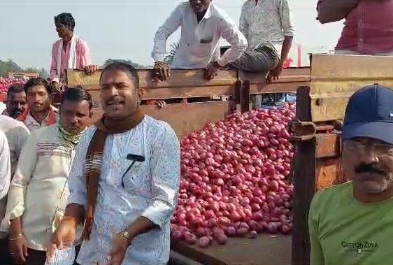 संतप्त झालेल्या शेतकऱ्यांनी नांदगाव बाजार समिती कार्यालयासमोर मांडला ठिय्या