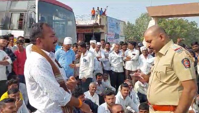 नांदगाव - येवला रस्त्यावरील बाजार समितीसमोर संतप्त शेतकऱ्यांचा रास्ता - रोको आंदोलन सुरु केलं आहे.