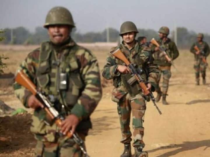 भारत के अलावा पाकिस्तान में भी जातिआधारित रेजिमेंट है. ये व्यवस्था दोनों देशों में अंग्रेजों द्वारा शुरू की गई थी और ये आज भी कायम है.