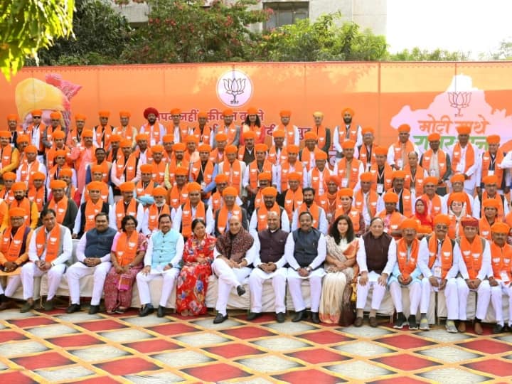 राजस्थान में बीजेपी ने भजनलाल शर्मा को मुख्यमंत्री के रूप में मनोनीत किया है. इसके अवाला पार्टी ने उपमुख्यमंत्री के लिए दीया कुमारी और प्रेम चंद बैरवा को मनोनीत किया है. आज इन सभी नेताओं शपथ ग्रहण होगा. इस शपथ ग्रहण समारोह में प्रधानमंत्री नरेंद्र मोदी, गृह मंत्री अमित शाह, बीजेपी अध्यक्ष जेपी नड्डा, अरुण सिंह, प्रहलाद पटेल समेत बीजेपी के कई बड़े नेता शामिल होंगे.