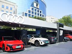 Audi :  ऑडी इंडियाकडून देशातील पहिल्‍या आरई-पॉवर्ड अल्‍ट्रा-फास्‍ट चार्जिंग स्‍टेशनचे उद्घाटन, पाहा फोटो