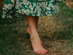 Walking Barefoot : गवतावर अनवाणी पायाने चालणे आरोग्यासाठी फायदेशीर!