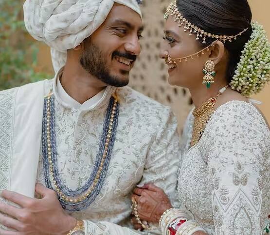 સ્ટાર ઓલરાઉન્ડર અક્ષર પટેલ ભારત માટે ત્રણેય ફોર્મેટ રમે છે, તેણે 27 જાન્યુઆરી, 2023 ના રોજ તેની ગર્લફ્રેન્ડ મેહા પટેલ સાથે લગ્ન કર્યા. બંનેના લગ્ન વડોદરામાં થયા હતા.