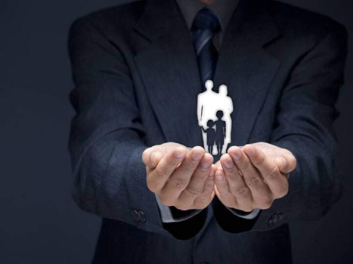 फैमिली फ्लोटर प्लान में ये सुविधा मिलती है कि किसी सदस्य को ज्यादा जरूरत पड़ने पर उसके लिए प्लान में कवरेज मिल जाता है. इंडिविजुअल प्लान में यह सुविधा नहीं रहती है, क्योंकि पूरा कवरेज सिर्फ उसी व्यक्ति को मिलता है, जिसके नाम पर प्लान है.