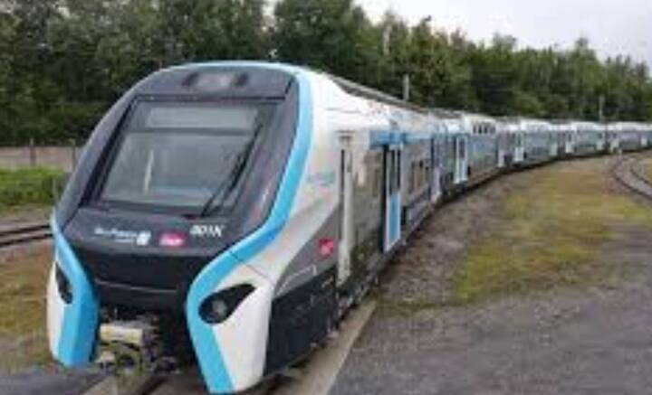 কিন্তু ট্রেন তৈরি হয়ে এলে দেখা যায়, প্ল্যাটফর্মে ধরছে না সেগুলি। গ্রামাঞ্চলের দিকে ট্রেনের সামনে প্ল্যাটফর্ম কার্যত খুঁজেই পাওয়া যাচ্ছে না। ভুল মাপজোকের জেরেই এত বড় বিপর্যয় ঘটে যায়। ট্রেনগুলি তৈরি করতেই ২০০০ কোটি ডলার খরচ হয়েছিল। সেগুলি যাতে ধরে, তার জন্য প্ল্যাটফর্মের দৈর্ঘ্য বাড়াতে গিয়ে খরচ হয় আরও ৬০০ কোটি ডলার।