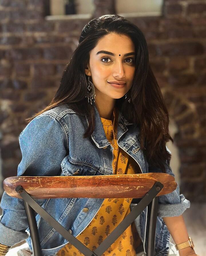 హీరోయిన్ మీనాక్షి చౌదరి తన లేటెస్ట్ ఫొటోలు ఇన్స్టాగ్రామ్లో షేర్ చేశారు. ఇందులో ఆమె డెనిమ్ జాకెట్లో మెరిసిపోతూ కనిపించారు. ప్రస్తుతం మహేష్బాబు, త్రివిక్రమ్ శ్రీనివాస్ల ‘గుంటూరు కారం’లో నటిస్తున్నారు. 2024 సంక్రాంతి సందర్భంగా జనవరి 12వ తేదీన ఈ సినిమా విడుదల కానుంది.