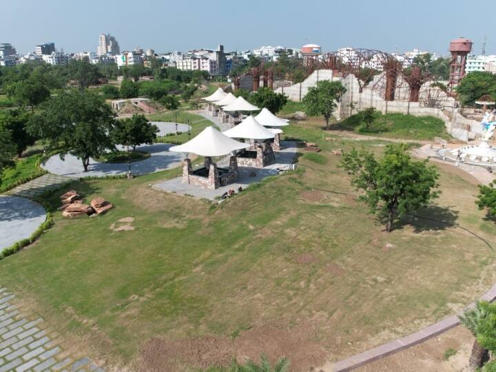 राजस्थान के कोटा में जहां विश्व स्तरीय चंबल रिवर फ्रंट की सौगात साल 2023 में मिली तो दूसरी ओर ऑक्सीजोन सिटी पार्क की सौगात भी साल 2023 कोटा को देकर गया है. यह ऐसा पार्क है जहां पर विश्व स्तरीय कई कलाकृतियां आपको देखने को मिलेगी. दुनियाभर के पक्षी यहां देखे जा सकेंगे तो अनगिनत प्रजातियों के पेड़-पौधे भी यहां की खूबसूरती को चार चांद लगा रहे हैं. इसके बीच से निकाली गई नहर का नजारा तो अद्वितीय है.