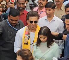 'डंकी' की रिलीज से पहले शिरडी पहुंचे शाहरुख खान, बेटी सुहाना संग की साईं बाबा की आरती, देखें तस्वीरें