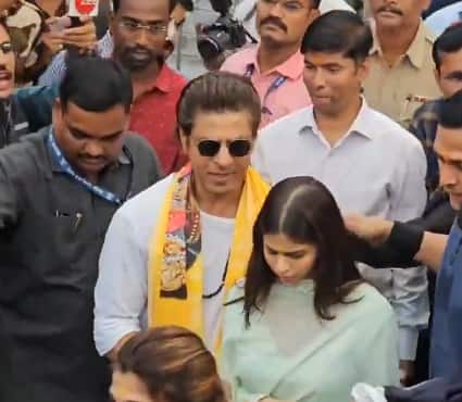 शाहरुख खान अपनी बेटी सुहाना और मैनेजर पूजा ददलानी के साथ शिरडी के साईं बाबा मंदिर पहुंचे थे. इस दौरान उन्होंने बेटी के साथ साईं बाबा की आरती भी की.