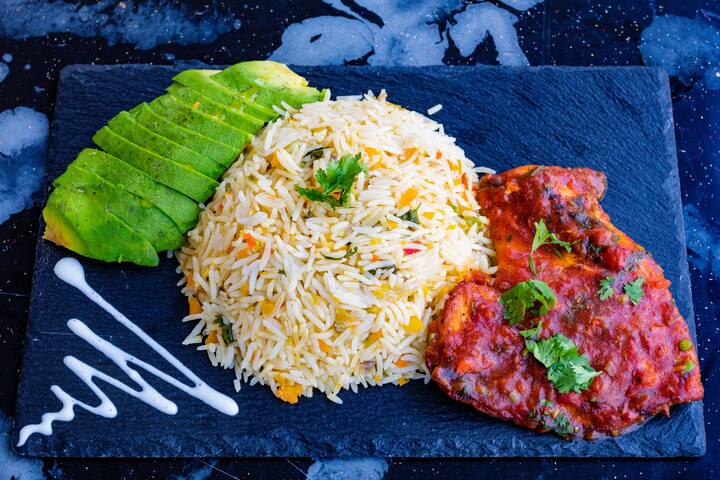 அரிசியில், 2 பங்கு அளவிற்கு தண்ணீர் ஊற்ற வேண்டும். பின்னர் அதை நன்றாக கலக்கி பாத்திரத்தை மூடி போட்டு கொதிக்கவிட வேண்டும்.