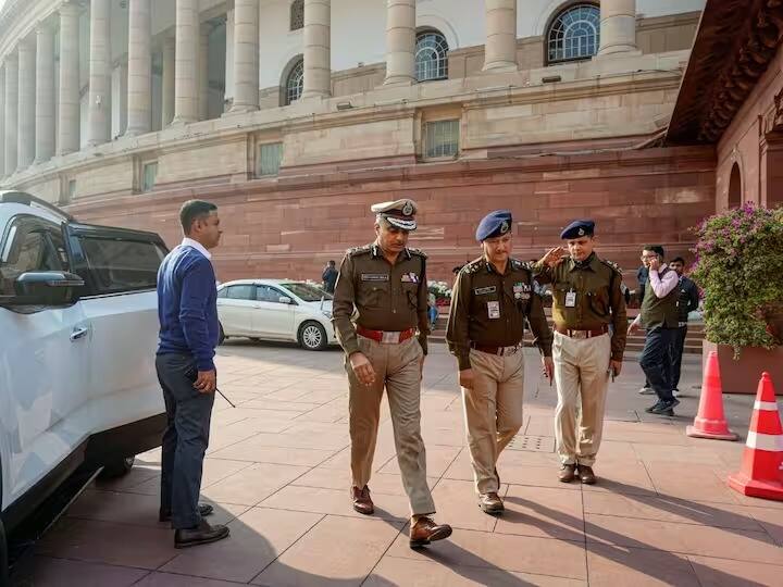 Parliment Lok Sabha Security Breach  Delhi Police Charges Accused With Anti Terror Law UAPA संसदेत घुसखोरी करणाऱ्या चौघांवर यूएपीए अंतर्गत गुन्हा दाखल, दिल्ली पोलिसांच्या तपासावर गृहमंत्री सभागृहात निवेदन देण्याची शक्यता