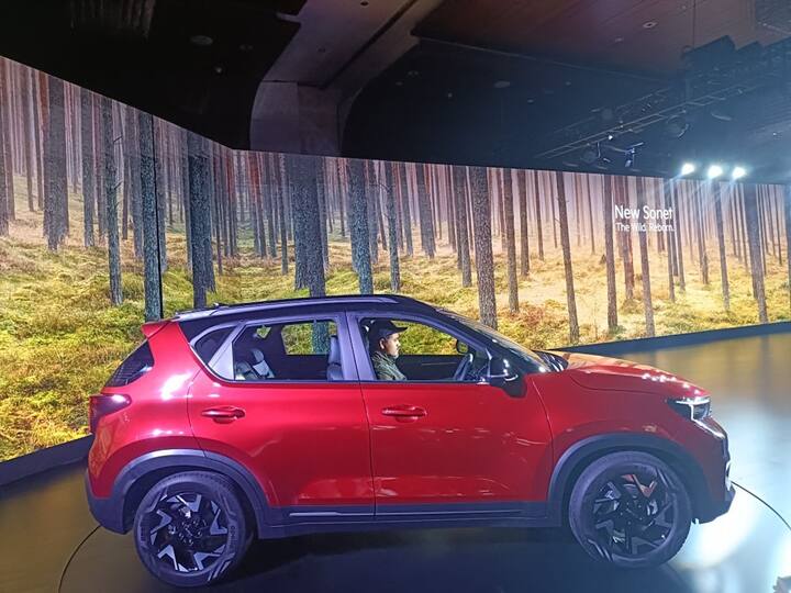 Kia has unveiled the Sonet 2023 facelift in India with prices being revealed next year. The Sonet gets cosmetic and feature upgrades while mechanically things stay the same with the current set of engine options. (Source: Somnath Chatterjee)
