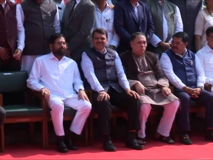 मात्र आज सर्वपक्षीय आमदाराच्या एकत्र फोटोसेशनवेळी महाराष्ट्राच्या राजकीय प्रगल्भतेचं चित्र पाहायला मिळाले.