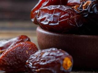 कब्ज...कोलेस्ट्रॉल...एनीमिया से बचना है तो रोजाना खाली पेट खाएं भीगे हुए खजूर