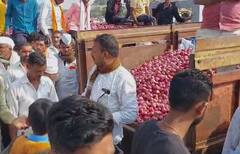 निर्यातबंदीनंतर कांद्याच्या दरात घसरण, नांदगावला शेतकऱ्यांनी बंद पाडले लिलाव